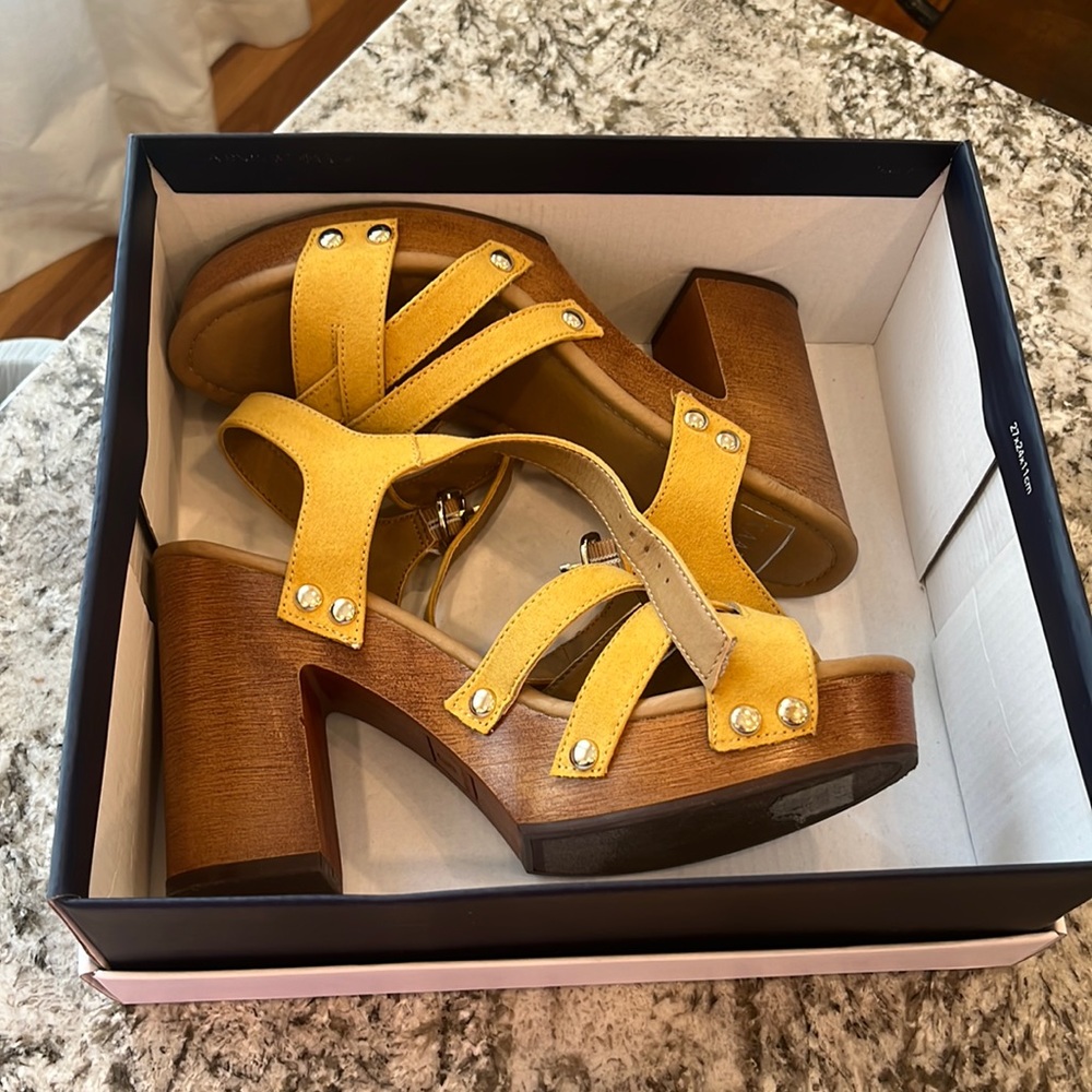 KAARI BLUE WOMENS YELLOW HEELS